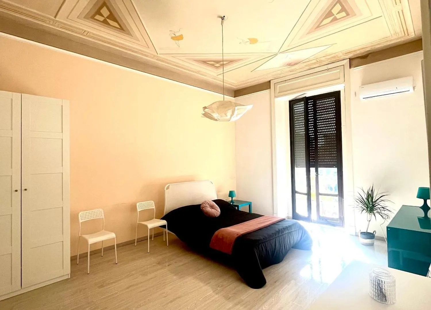 Deodato Guest House Катания Хостел