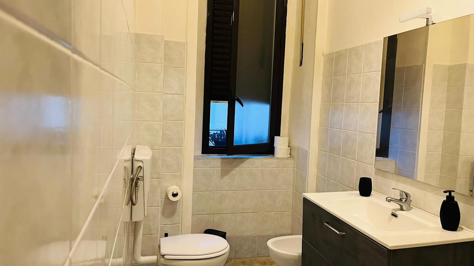 Deodato Guest House Катания Хостел
